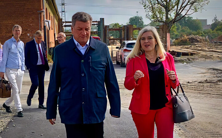 Melanie Huml diskutiert auf einer Baustelle - Über 1,3 Millionen Euro Städtebauförderung für Bamberg – auch Priesendorf profitiert