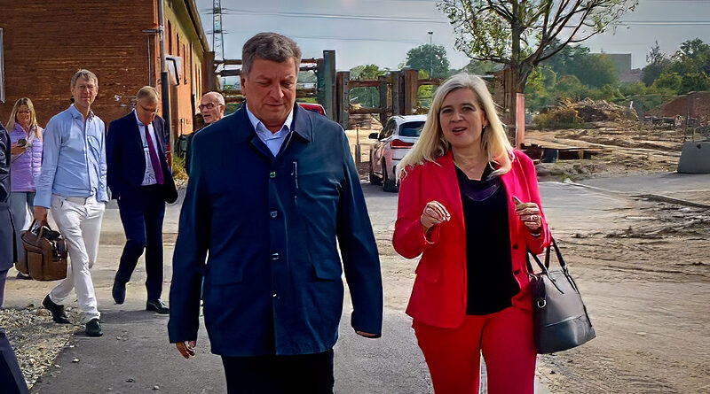Melanie Huml diskutiert auf einer Baustelle - Über 1,3 Millionen Euro Städtebauförderung für Bamberg – auch Priesendorf profitiert