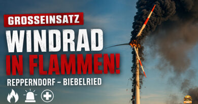 Brennendes Windrad zwischen Repperndorf und Biebelried mit dichter Rauchentwicklung während eines Großeinsatzes der Rettungskräfte.