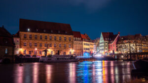 Nachtaufnahme in Bamberg Am Kranen mit Regnitz