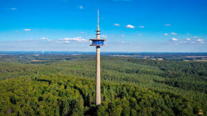Drohnenaufnahme vom Funkturm im Wald bei Burgwindheim