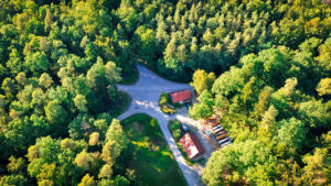 Drohnenaufnahme von der Jägertafel mitten im Wald zwischen Schlüsselfeld und Burgwindheim