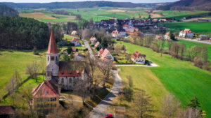 Drohnenaufnahme der Christuskirche in Kirchrimbach
