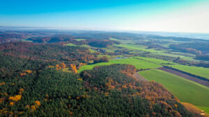 Foto aus der Luft Wald und Wiesen im Steigerwald und die Ortschaft Thüngbach