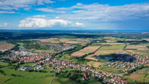 Schlüsselfeld und Thüngfeld mit Drohne fotografiert. Im Hintergrund ist Landschaft