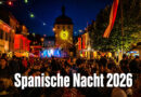 Spanische Nacht 2026 in Schlüsselfeld. Menschen feiern auf dem Marktplatz. Im Hintergrund das Stadttor von Schlüsselfeld und das Rathaus in bunter Beleuchtung