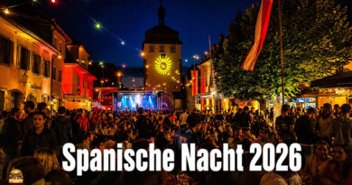 Spanische Nacht 2026 in Schlüsselfeld. Menschen feiern auf dem Marktplatz. Im Hintergrund das Stadttor von Schlüsselfeld und das Rathaus in bunter Beleuchtung