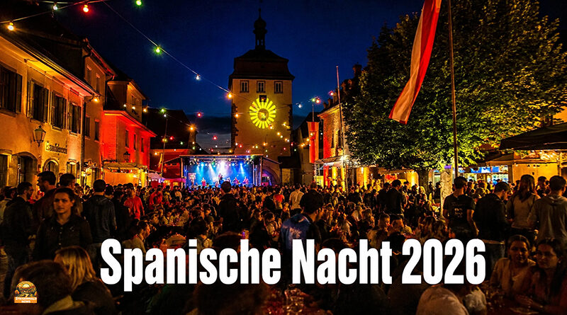 Spanische Nacht 2026 in Schlüsselfeld. Menschen feiern auf dem Marktplatz. Im Hintergrund das Stadttor von Schlüsselfeld und das Rathaus in bunter Beleuchtung
