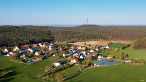 Luftaufnahme von Wüstenbuch. Im Hintergrund ist der Funkturm von Burgwindheim