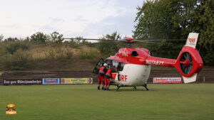 Rettungshubschrauber in Reichmannsdorf: Das Spiel gegen den FC Lichtenfels wurde nach der Verletzung von Hannes Reichel frühzeitig abgebrochen.