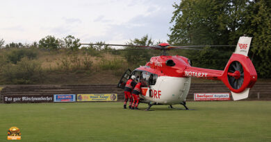 Rettungshubschrauber in Reichmannsdorf: Das Spiel gegen den FC Lichtenfels wurde nach der Verletzung von Hannes Reichel frühzeitig abgebrochen.
