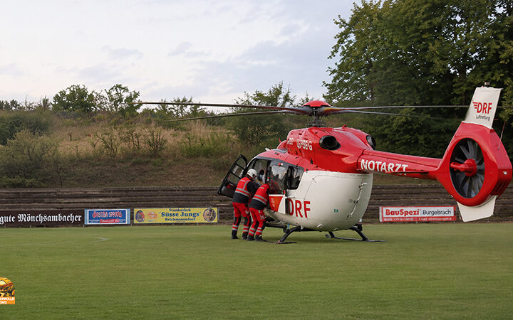 Rettungshubschrauber in Reichmannsdorf: Das Spiel gegen den FC Lichtenfels wurde nach der Verletzung von Hannes Reichel frühzeitig abgebrochen.