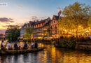Sandkerwa Bamberg 2026: Programm, Anreise und Tipps - Boot fährt auf der Regnitz. Stimmungsvolle Blasmusik. Im Hintergrund das Alte Rathaus.