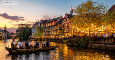 Sandkerwa Bamberg 2026: Programm, Anreise und Tipps - Boot fährt auf der Regnitz. Stimmungsvolle Blasmusik. Im Hintergrund das Alte Rathaus.