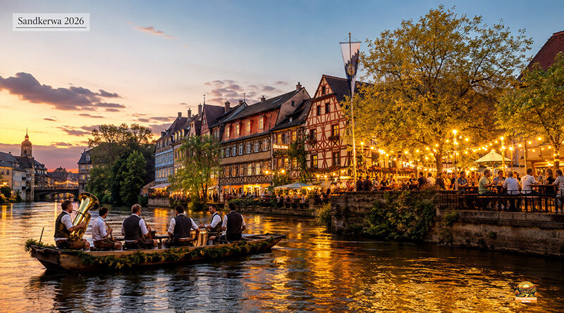 Sandkerwa Bamberg 2026: Programm, Anreise und Tipps - Boot fährt auf der Regnitz. Stimmungsvolle Blasmusik. Im Hintergrund das Alte Rathaus.