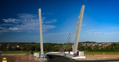 Neue Brücke zwischen Tüngfeld und Fürstenforst ist fertiggestellt, die die Autobahn A3 von Würzburg nach Nürnberg überquert.