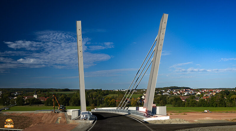 Neue Brücke zwischen Tüngfeld und Fürstenforst ist fertiggestellt, die die Autobahn A3 von Würzburg nach Nürnberg überquert.