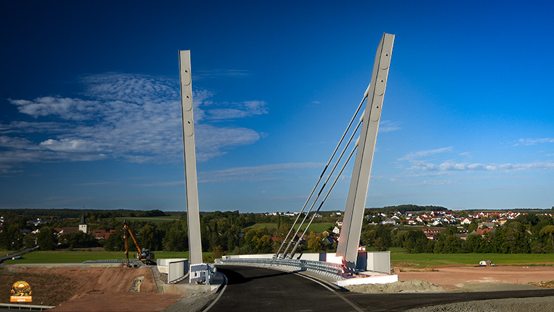 Neue Brücke zwischen Tüngfeld und Fürstenforst ist fertiggestellt, die die Autobahn A3 von Würzburg nach Nürnberg überquert.