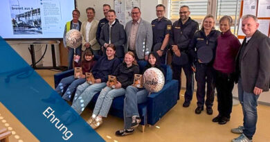 Schüler werden vom Landrat Johannes Maciejonczyk ausgezeichnet. Auslöser war das Schulbusunglück in Hirschaid, bei dem der Bus ausgebrannt ist.