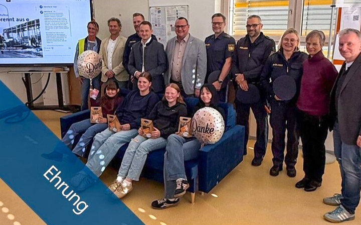 Schüler werden vom Landrat Johannes Maciejonczyk ausgezeichnet. Auslöser war das Schulbusunglück in Hirschaid, bei dem der Bus ausgebrannt ist.