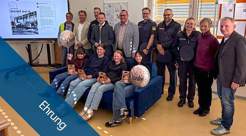 Schüler werden vom Landrat Johannes Maciejonczyk ausgezeichnet. Auslöser war das Schulbusunglück in Hirschaid, bei dem der Bus ausgebrannt ist.
