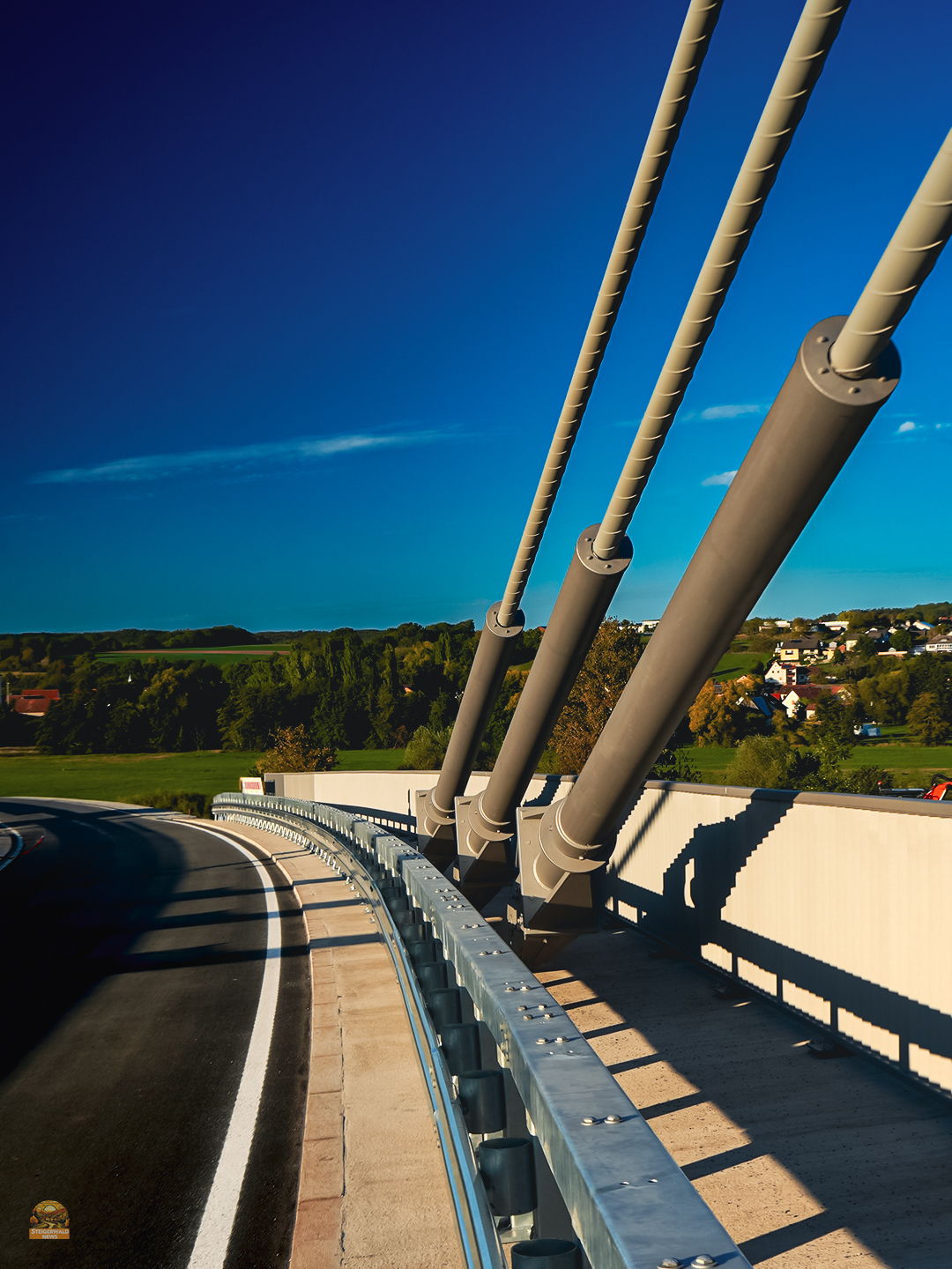 Detail der Brückenkonstruktion, die über die A3 gebaut wurde. Die alte Brücke wurde im Zuge des Autobahnausbaus abgerissen.