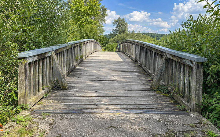 Höchstadt: Baustart für neue Aisch-Brücke am 12. Oktober. Nach mehr als einem Jahr Sperrung soll in Höchstadt am 12. Oktober der Neubau der Holzbrücke über die Aisch am ASV-Sportplatz beginnen.