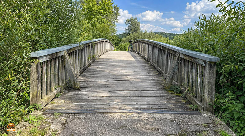 Höchstadt: Baustart für neue Aisch-Brücke am 12. Oktober. Nach mehr als einem Jahr Sperrung soll in Höchstadt am 12. Oktober der Neubau der Holzbrücke über die Aisch am ASV-Sportplatz beginnen.