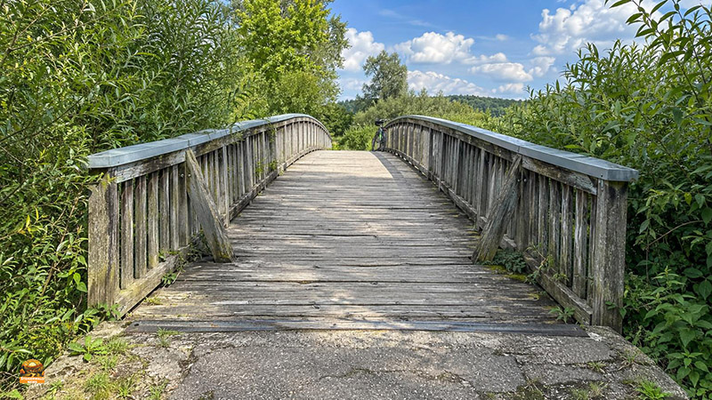 Höchstadt: Baustart für neue Aisch-Brücke am 12. Oktober. Nach mehr als einem Jahr Sperrung soll in Höchstadt am 12. Oktober der Neubau der Holzbrücke über die Aisch am ASV-Sportplatz beginnen.