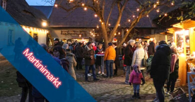 Besucher auf dem Martinimarkt essen und trinken. Der Markt ist 2026 mit Lichter bestückt.