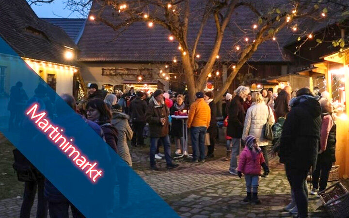 Besucher auf dem Martinimarkt essen und trinken. Der Markt ist 2026 mit Lichter bestückt.