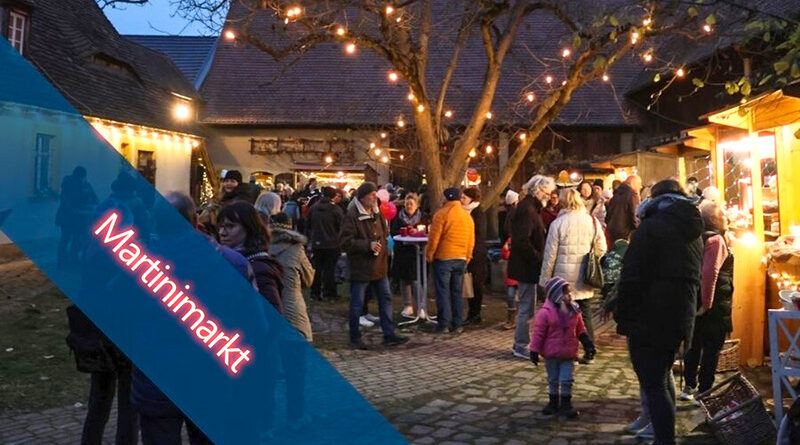 Besucher auf dem Martinimarkt essen und trinken. Der Markt ist 2026 mit Lichter bestückt.