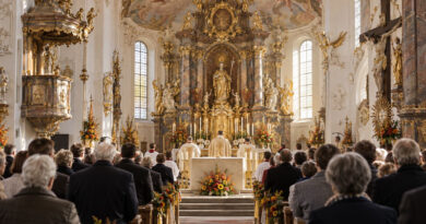 Erzbischof Herwig Gössl weihte am 19. September den neuen Altar der Burgebracher Vituskirche. Alles zur Feier und zur 4,7-Millionen-Sanierung.