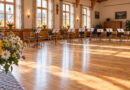 Heller Saal mit Holzboden und Stühlen mit Notenständern für Chor und Tanzen, Symbolbild für die Termine in Burgwindheim