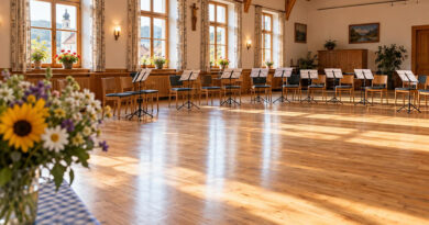 Heller Saal mit Holzboden und Stühlen mit Notenständern für Chor und Tanzen, Symbolbild für die Termine in Burgwindheim