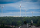 Vier Windräder bei Mühlhausen ragen über dem Steigerwald im Landkreis Erlangen-Höchstadt hervor.