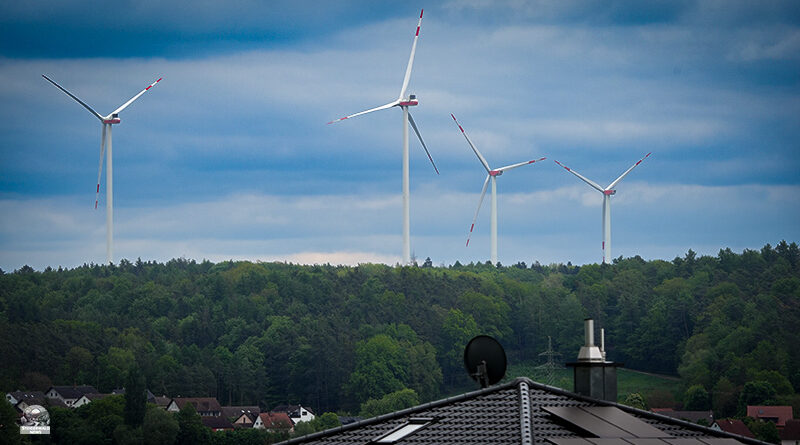 Vier Windräder bei Mühlhausen ragen über dem Steigerwald im Landkreis Erlangen-Höchstadt hervor.