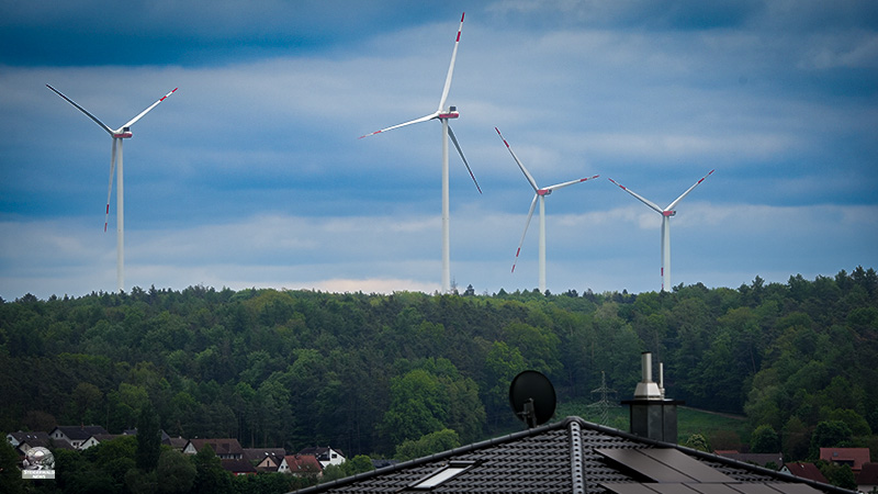 Vier Windräder bei Mühlhausen ragen über dem Steigerwald im Landkreis Erlangen-Höchstadt hervor.